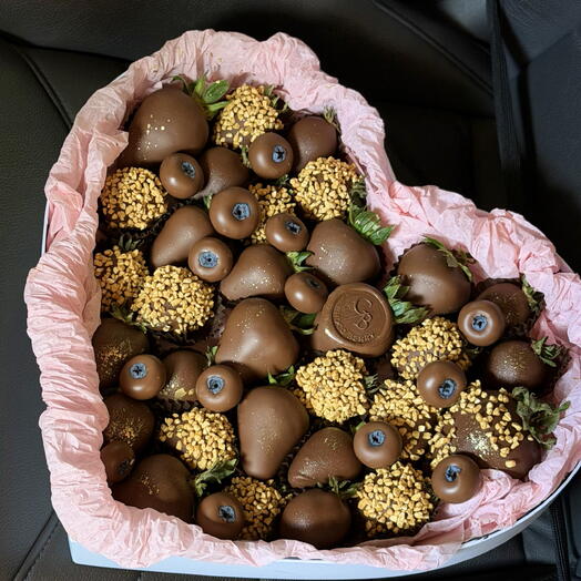 Коробка-сердце с клубникой в молочном шоколаде, ~35 шт 🍓🤎
