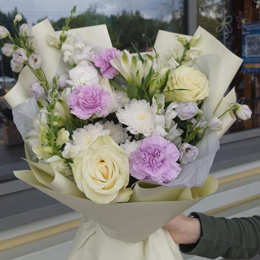 Букет с белой розой, альстрамерией, кустовой хризантемой и дельфиниумом