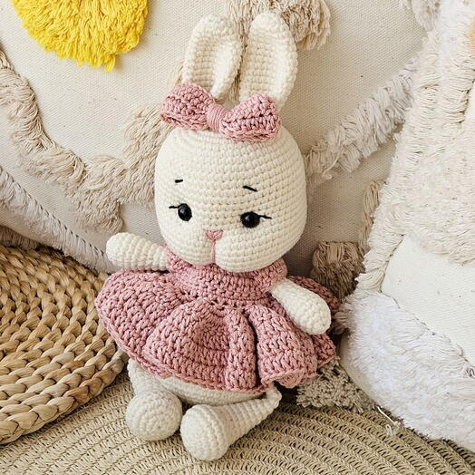 Вязаная зайка с бантом в розовом платье игрушка ручной работы