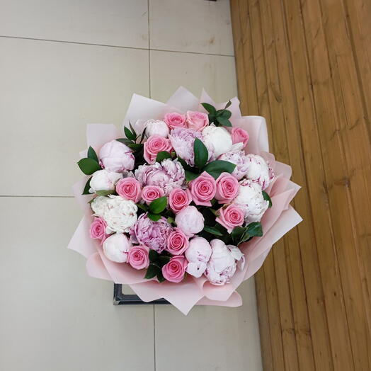Букет из 15 премиум пионов с розочкой и рускусом 🌸🌸🌸