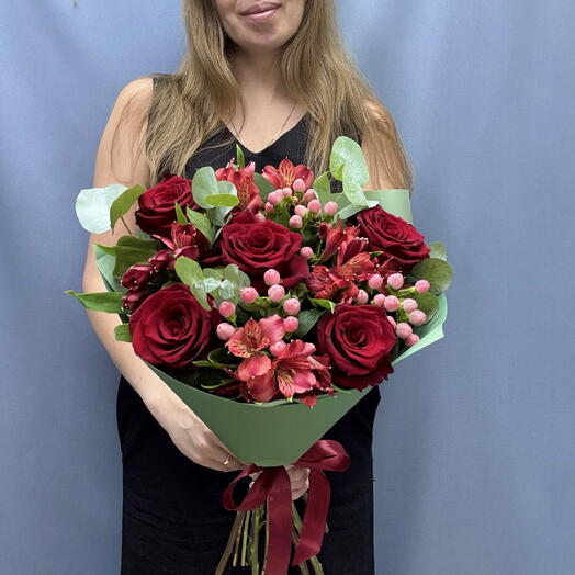 Букет «Гранатовый сад»🌹🌿 из роз и альстромерии