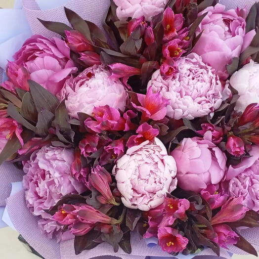 Букет из яркой альстромерии и пионов 💐💐💐