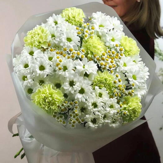 Нежный букет из белых и светло-зеленых кустовых хризантем с добавлением ромашек и мелких белых цветов. Размер L