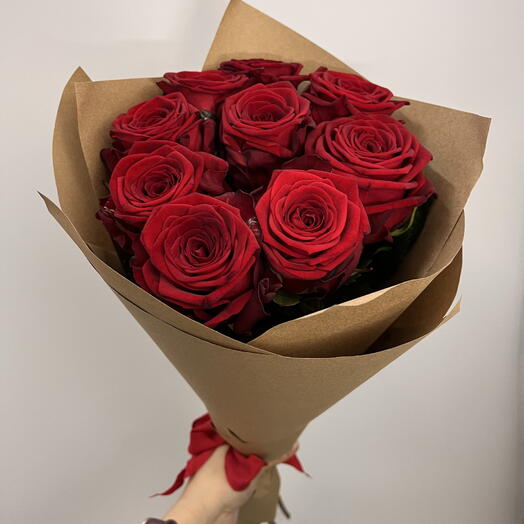Rosas rojas Naomi 60 cm, 9 piezas en artesanía