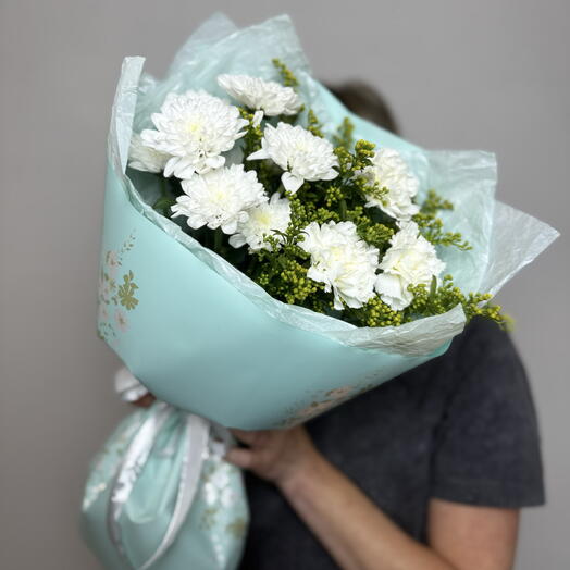 Стойкий букет из белых цветов💚