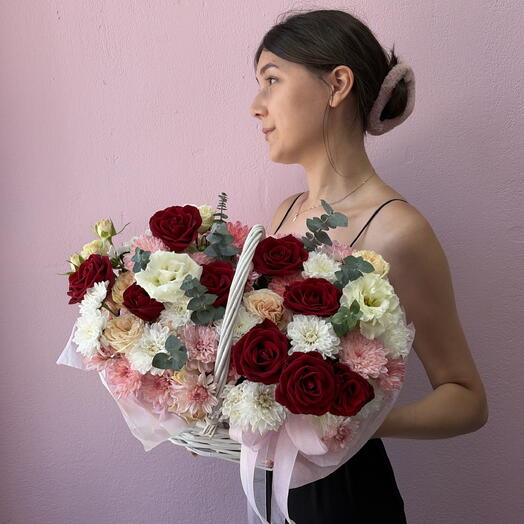 Дофаминовая корзина с цветами для любимой 🌹