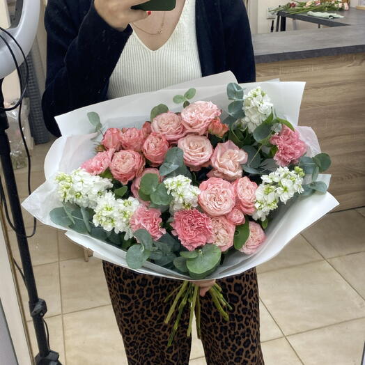 Авторский букет с Ароматной белой Маттиолой, и кустовой Пионовидной розой Мадам Бомбастик