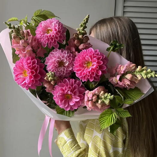 Розовые георгины, Львиный зев и веточки малины 💓