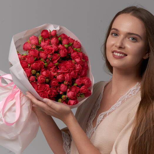 Яркий букет из 19 кустовых роз