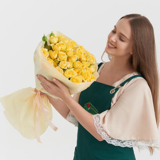 Букет из 19 солнечно-желтых кустовых пионовидных роз