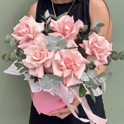 «Минимализм в розовых тоннах»
Нежная композиция с французскими розами🌸