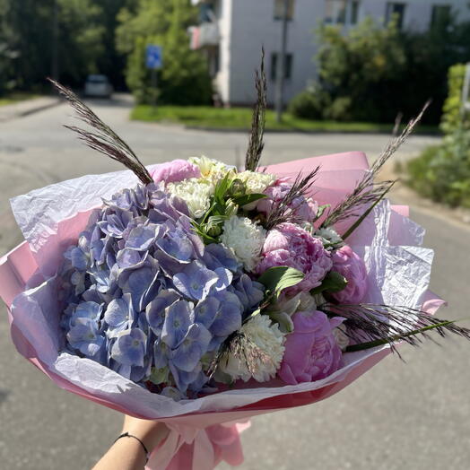 Яркий букет с гортензией