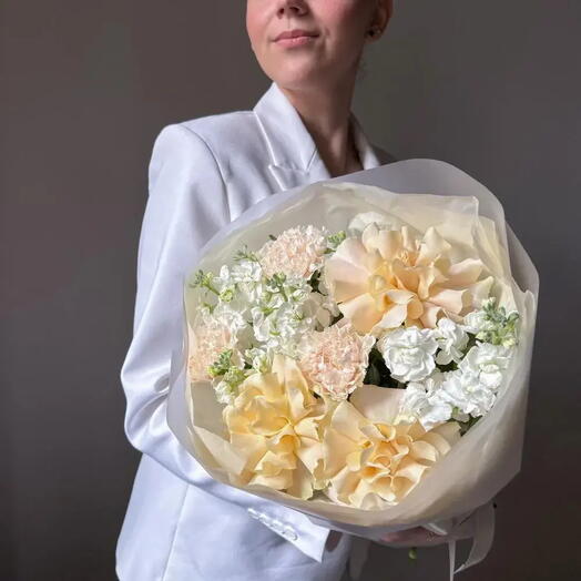 Авторский букет с французскими розами, диантусами и маттиолой