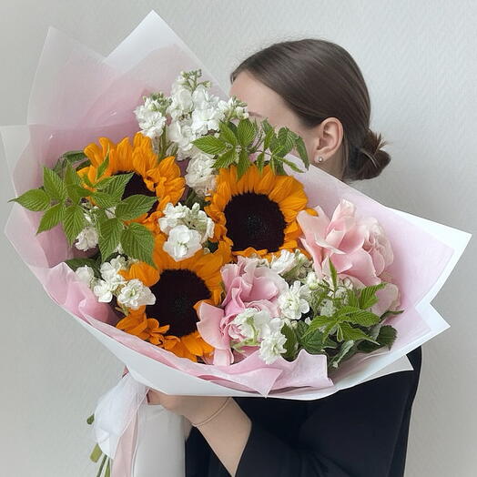 Поцелуй лета🌻 Букет с подсолнухами, розами и малиной