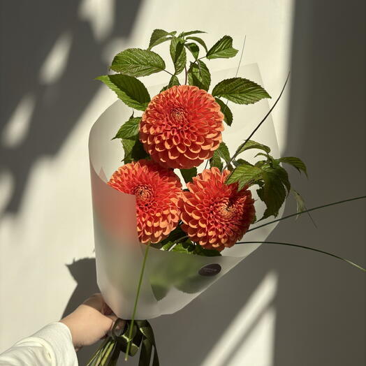 Букет с яркими георгинами🌺