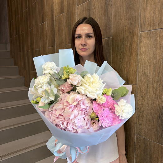 Букет с гортензия ажурная Роза