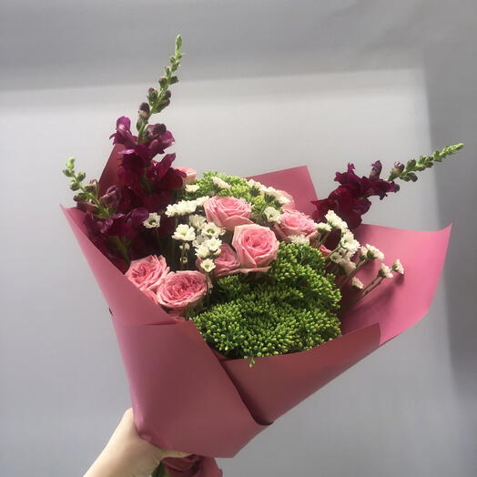 Букет из седума и кустовых роз