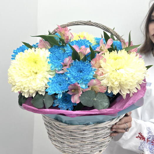 Композиция в корзине  из  голубых хризантем