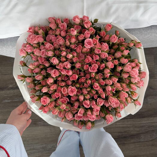 Букет из розовых кустовых роз 51