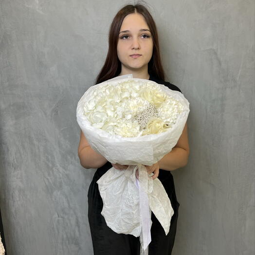 Букет с белой гортензией, розами и диантусами
