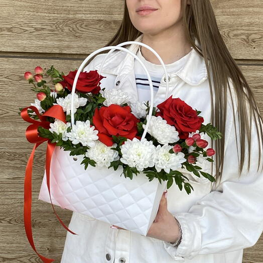Сумочка с французскими розами и хризантемой