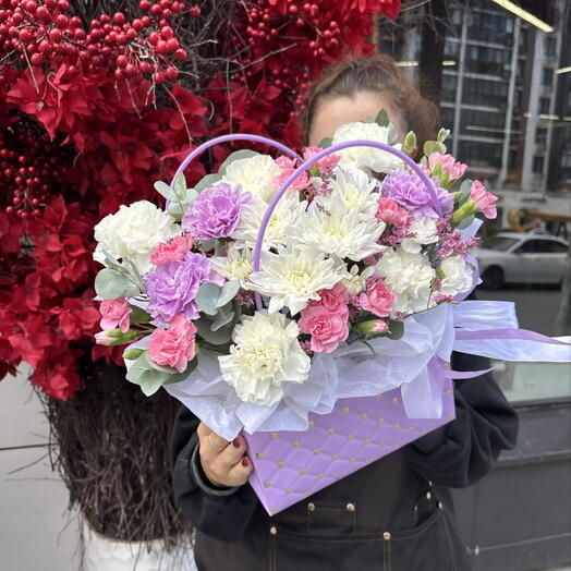 Композиция в сумочке из диантусов, хризантем и эвкалипта 💜
