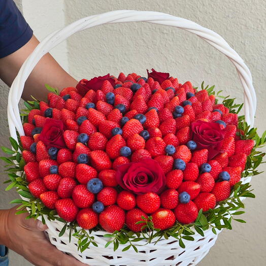 Корзина с клубникой, голубикой и розами