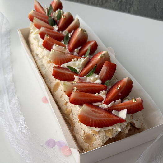 Меренговый рулет десерт нежный с хрустящей корочкой с клубникой с ягодами девушке сладости на день матери 
маме бабушке девушке