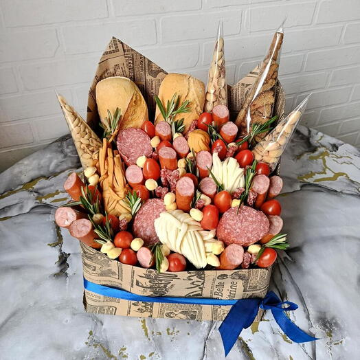 Колбасно сырный набор с багетом и орешками 😍Мужской букет начальнику