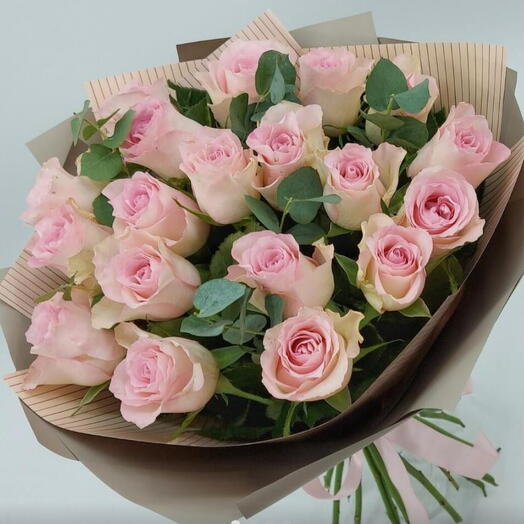 Нежные розовые розы с эвкалиптом (M)
