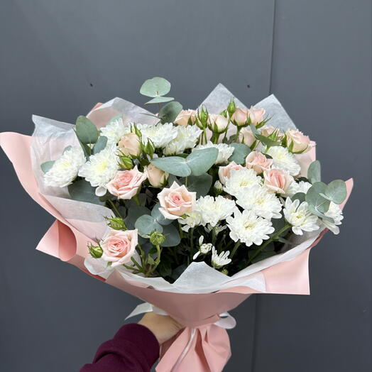 Авторский букет из кустовых роз, эвкалипта, хризантем 💖