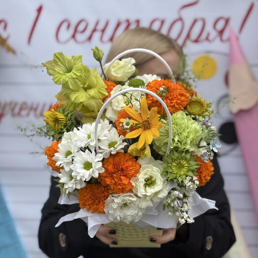 Яркая композиция с бархатцами, диантусами, хризантемой /
