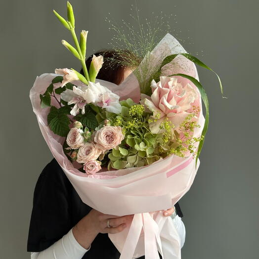 Букет гортензия, роза, кустовая роза, гладиолус, паникум, малина
