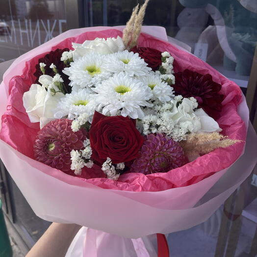 Букет из хризантем,георгинов и роз Магдалена