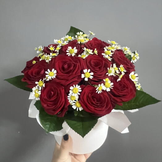 Композиция красный бархат и ромашки