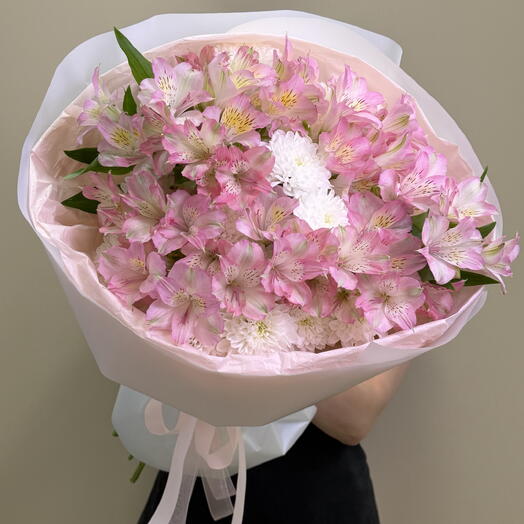 Пышный букет из альстромерии и кустовой хризантемы Алтай 💐