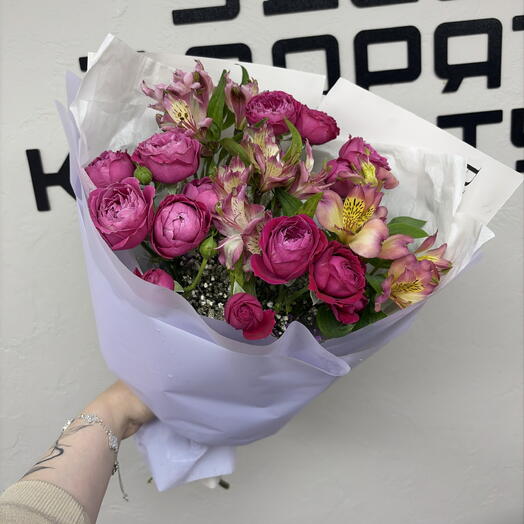 Букет пионовидной кустовой розы и альстромерии
