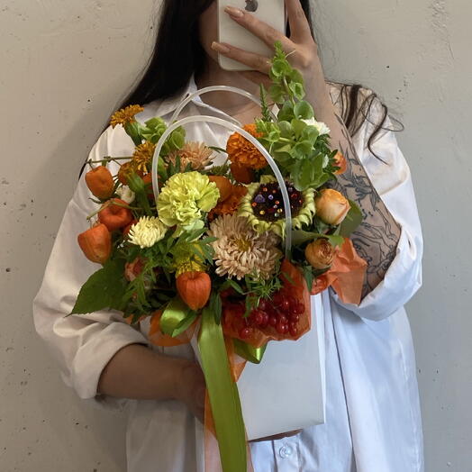 Композиция в сумочке с подсолнухом, астрой, бархатцами, физалис