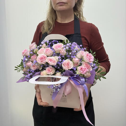 Композиция Счастье из кустовой нежной розы и гипсофилы