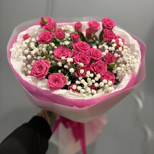 Малиновые розы спрей и белая гипсофила 🩷🌸