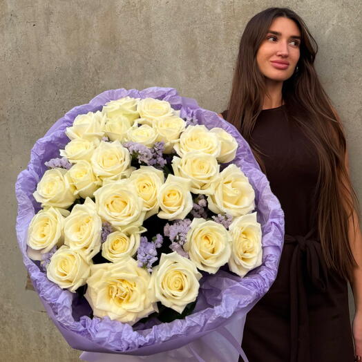 Воздушный букет с белыми розами