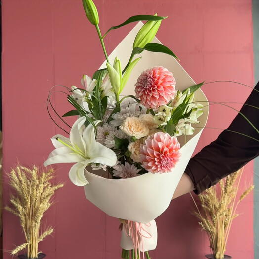 Букет с георгинами и пионовидной лилией
