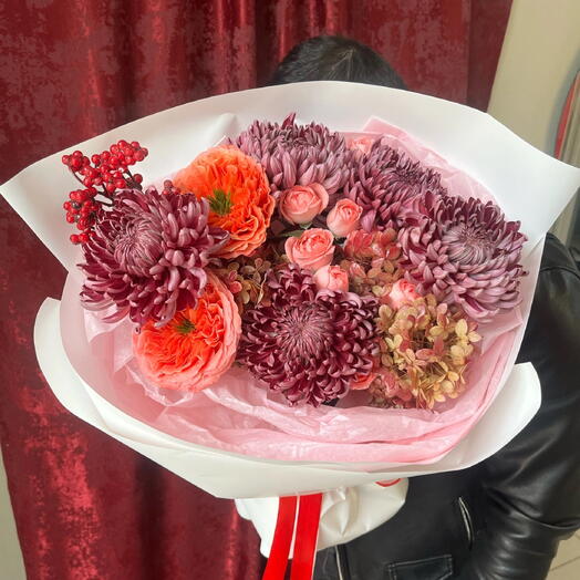 Букет с хризантемами бигуди, розами и гортензиями