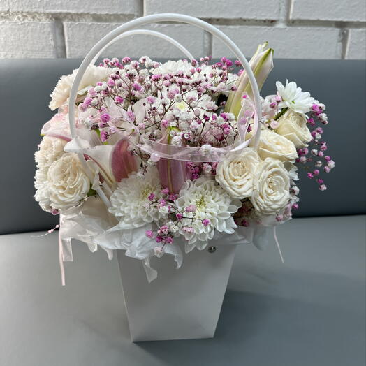 Композиция с цветами в сумочке 🌸🌿