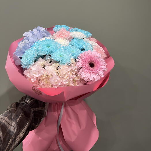 Букет с гортензиями и герберой