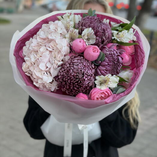 Яркий букет с хризантемой бигуди, гортензией, кустовой розой и альстромерией