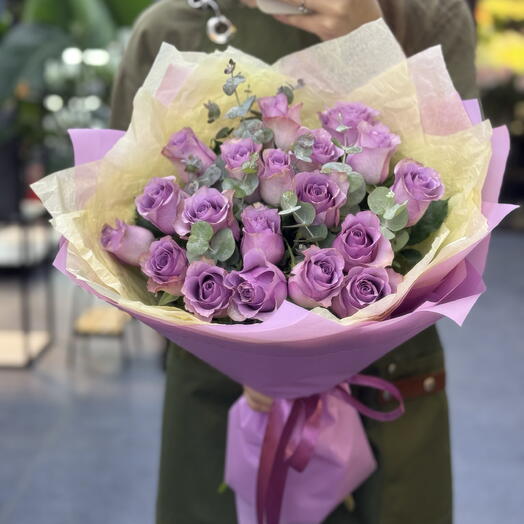 Букет из 19 сиреневых кенийских роз и эвкалипта💜