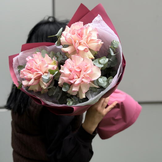 Моно букет «Французский эффект💖» с ажурными розами и благородным эвкалиптом