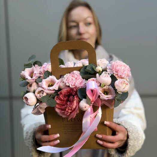 Живописная композиция « Мягкий вернисаж💞» с пионовидными розами, эустомой и эвкалиптом