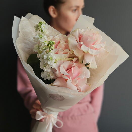 Букет из французских роз и маттиолы  "Комплимент" 🌸